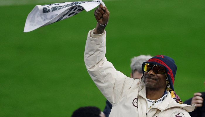 Snoop Dogg antes de duelo entre Swansea e Preston North End
             -       
        Peter Cziborra - 24.fev.26/Action Images via Reuters