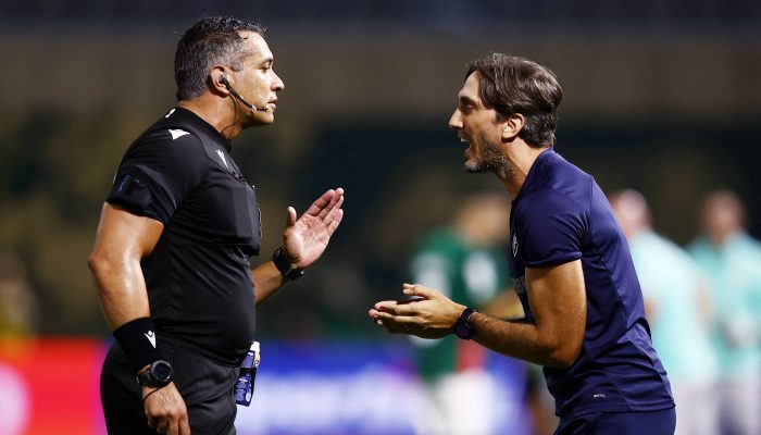Árbitro Felipe Fernandes de Lima conversa com Luiz Zubeldía, técnico do Fluminense, durante duelo contra o Palmeiras na Arena Barueri 
             -       
        Jean Carniel - 25.fev.26/Reuters