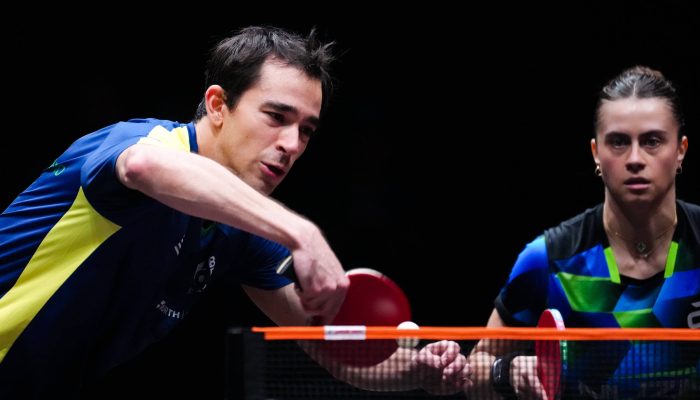 Hugo Calderano e Bruna Takahashi durante jogo do WTT Finals, em Hong Kong, em 2025  -              
                              
                  Zhu Wei /                
              
                              Xinhua