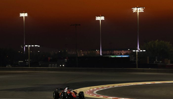 Charles Leclerc, da Ferrari, durante teste de pré-temporada no circuito de Sakhir, no Bahrein
             -       
        Hamad I Mohammed - 20.fev.26/Reuters