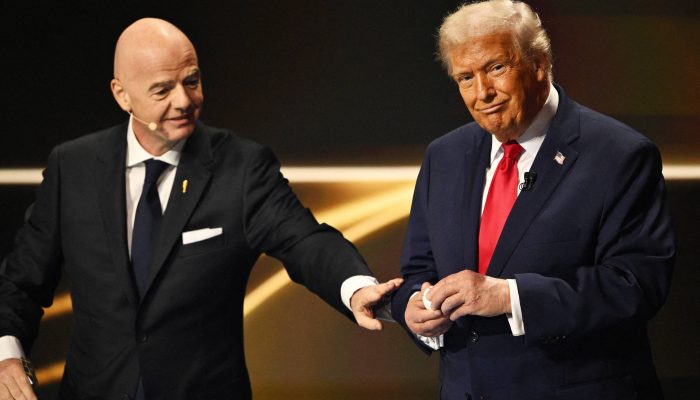 Presidente da Fifa, Gianni Infantino, ao lado do presidente dos EUA, Donald Trump, durante o sorteio dos grupos da Copa do Mundo
             -       
        Mandel Ngan - 5.dez.25/Reuters