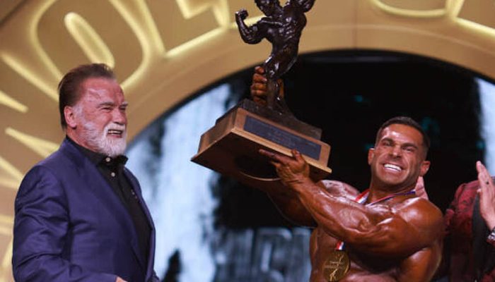 Arnold Schwarzenegger entrega a Derek Lunsford o troféu do Arnold Classic Ohio 2025
             -       
        NPC News Online