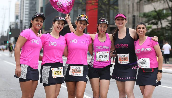 Mulheres do grupo Divas que Correm sem fones de ouvido na São SIlvestre
             -       
        Rivaldo Gomes - 31.dez.17/Folhapress