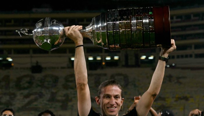 Danilo na partida contra o Lanús, da Argentina, no Maracanã
             -       
        Mauro Pimentel - 26.fev.26/AFP