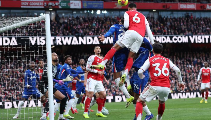 Gabriel Magalhães (6), em jogada ensaiada de escanteio, cabeceia para Saliba fazer gol para o Arsenal contra o Chelsea
             -       
        Andrew Boyers - 1ºmar.26/Action Images via Reuters