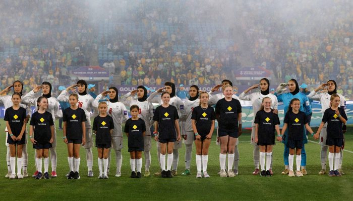 Jogadoras da seleção do Irã prestam continência antes de partida pela Copa da Ásia
             -       
        Izhar Khan/AFP