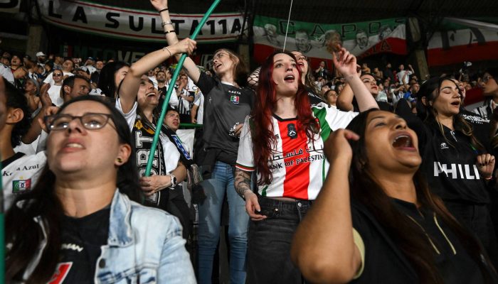 Torcedoras do Once Caldas acompanham partida no Estádio Palogrande, em Manizales
             -       
        Raul Arboleda - 7.fev.26/AFP