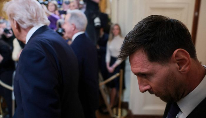 Lionel Messi (dir.) ao lado de Trump na Casa Branca
             -       
        Jonathan Ernst/5.mar.26 - Reuters
