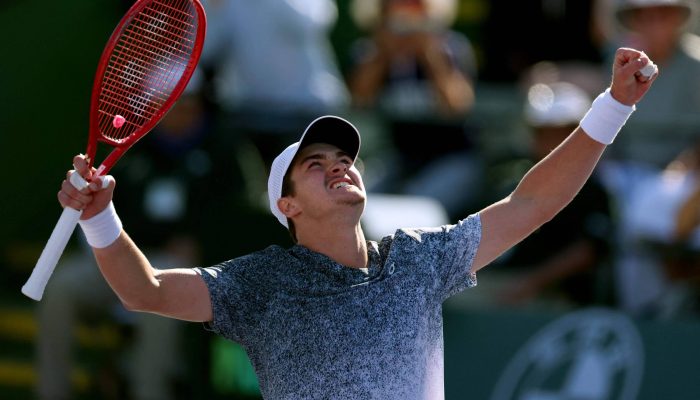 João Fonseca comemora o ponto da vitória sobre Karen Kachhanov, da Rússia
             -       
        Harry How/7.mar.26/Getty Images via AFP