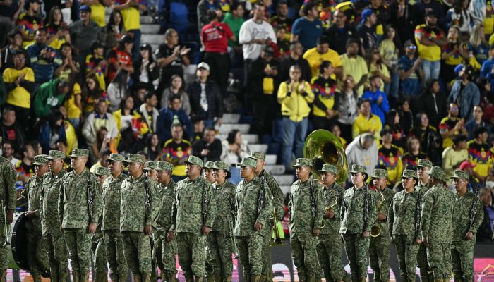 Militares fazem um minuto  de silêncio em homenagem colegas mortos na operação para capturar o traficante El Mencho, antes de partida da Liga MX Clausura, na Cidade do México 
             -       
        Yuri Cortez - 28.fev.26/AFP