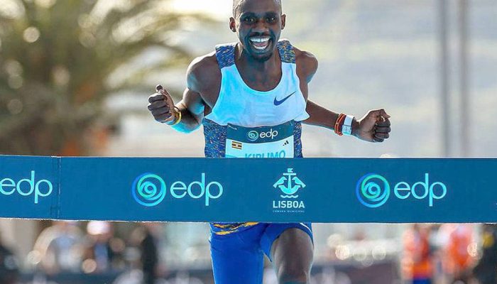 Jacob Kiplimo atravessa a linha de chegada na meia maratona de Lisboa, neste domingo (8)
             -       
        Divulgação World Athletics