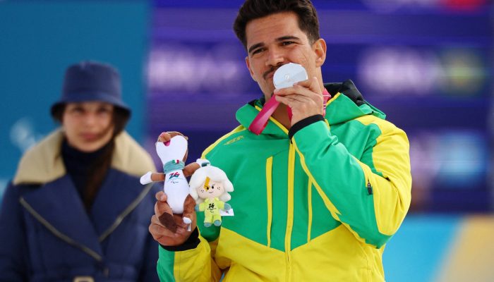 Cristian Ribera recebe medalha de prata nos Jogos Paralímpicos de Inverno de Milão-Cortina
             -       
        Sarah Meyssonnier -10.mar.2026/Reuters