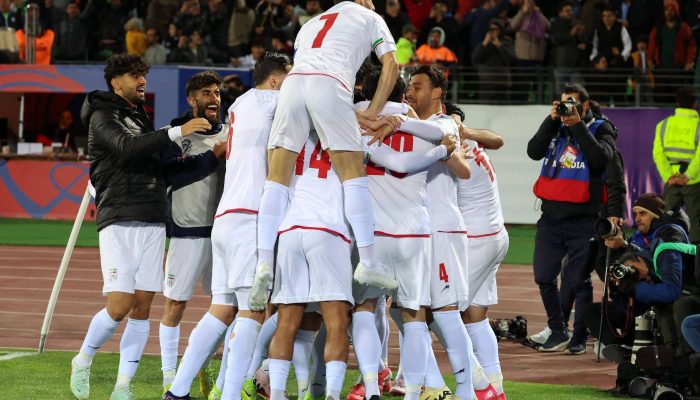 Jogadores do Irã comemoram gol em duelo contra o Uzbequistão pelas Eliminatórias asiáticas
             -       
        AFP