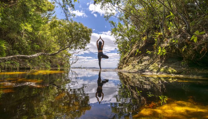 Mulher se exercita na beira da Janela do Céu, no rio Vermelho, no Parque Estadual de Ibitipoca
             -       
        Andre Dib_/Divulgação