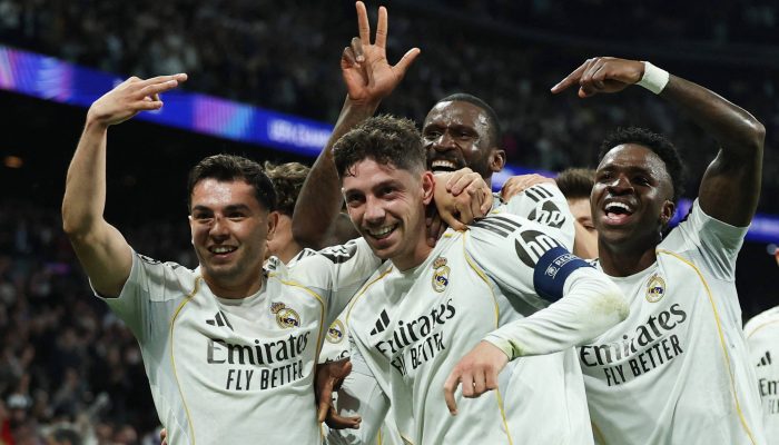 Valverde é celebrado por seus companheiros de Real Madrid após marcar contra o City
             -       
        Violeta Santos Moura/Reuters