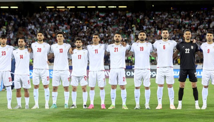 Jogadores do Irã perfilados para o hino nacional antes de duelo contra a Coreia do Norte no Azadi Stadium, em Teerã
             -       
        Wana News Agency - 10.jun.25/via Reuters