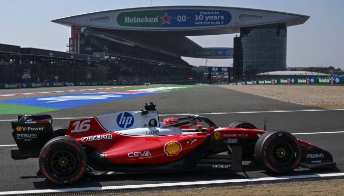 Charles Leclerc durante sessão de treino no circuito de Xangai, na China
             -       
        Greg Baker /AFP