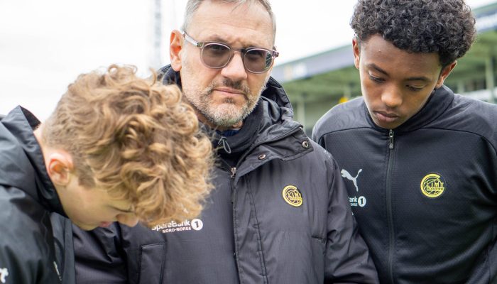 Thiago Martins, treinador brasileiro das categorias de base do Glimt, time do norte da Noruega que disputa a Champions, durante prática com seus atletas
             -       
        Rune Larsen/Divulgação Bodo/Glimt