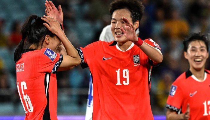Jang Sel-gi, da Coreia do Sul, comemora um gol com a companheira de equipe Noh Jin-young durante a partida da Copa Asiática Feminina na Austrália
             -       
        Saeed Khan/AFP