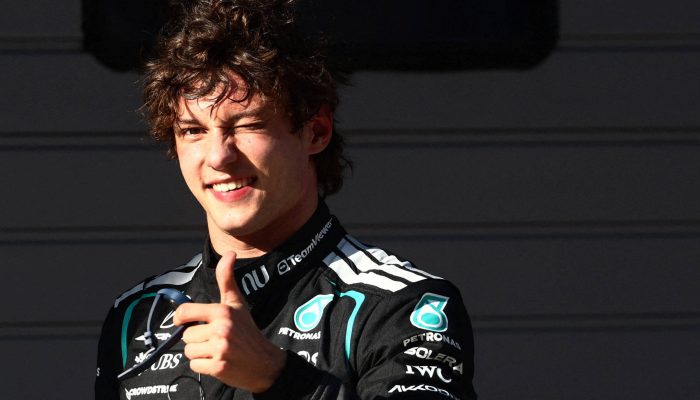 Kimi Antonelli comemora pole no GP da China 
             -       
        Jakub Porzycki/Reuters