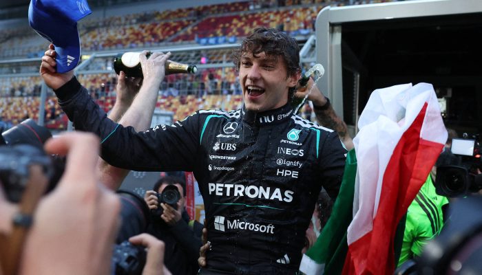 Kimi Antonelli comemora vitória no GP da China
             -       
        Maxim Shemetov /Reuters