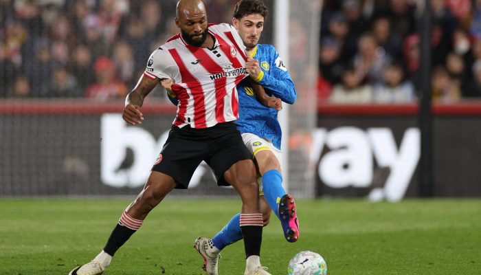 O atacante Igor Tiago, do Brentford, comemora gol contra o Wolverhampton, pelo Campeonato Inglês
             -       
        Ian Walton - 16.mar.26/Reuters