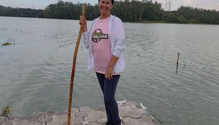 A administradora Ana Cláudia Martins de Melo no Parque do Bororé, na zona sul de São Paulo, parte do projeto Vamos Trilhar
             -       
        Arquivo pessoal