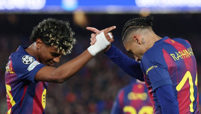 Rapanhinha (à dir.) celebra com Yamal após marcar pelo Barcelona contra o Newcastle
             -       
        LLuis Gene/AFP