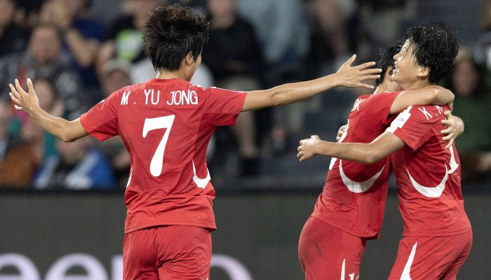 Jogadoras da Coreia do Norte comemoram gol durante duelo contra a China na Copa da Ásia, em Sydney 
             -       
        Steve Christo - 9.mar.26/AFP