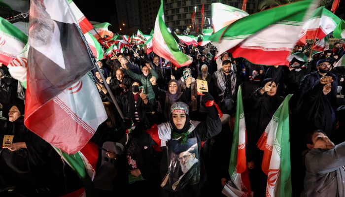 Multidão comparece a recepção da seleção feminina de futebol iraniana, em Teerã
             -       
        Alaa Al-Marjani - 19.mar.26/Reuters