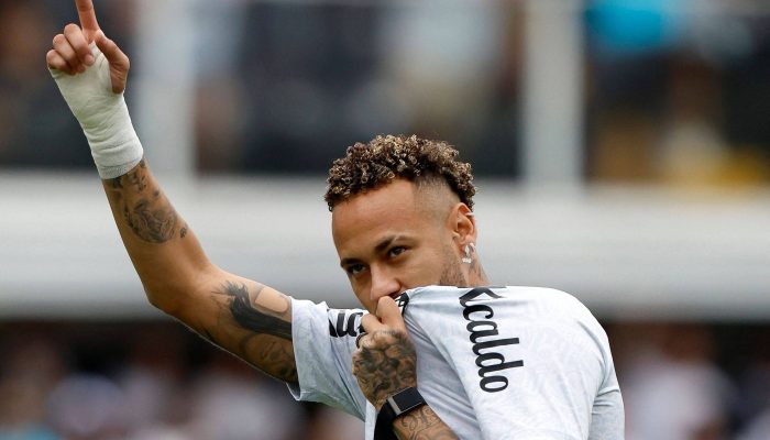 Neymar beija a camisa do Santos em partida contra o Cruzeiro, pelo Brasileirão 2026
             -       
        Miguel Schincariol - 15.fev.26/AFP