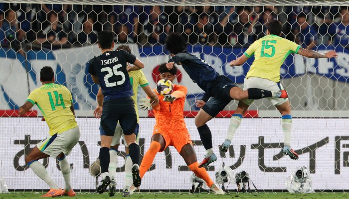 Goleiro Hugo Souza durante amistoso entre Brasil e Japão
             -       
        Kim Kyung-Hoon - 14.out.25/Reuters