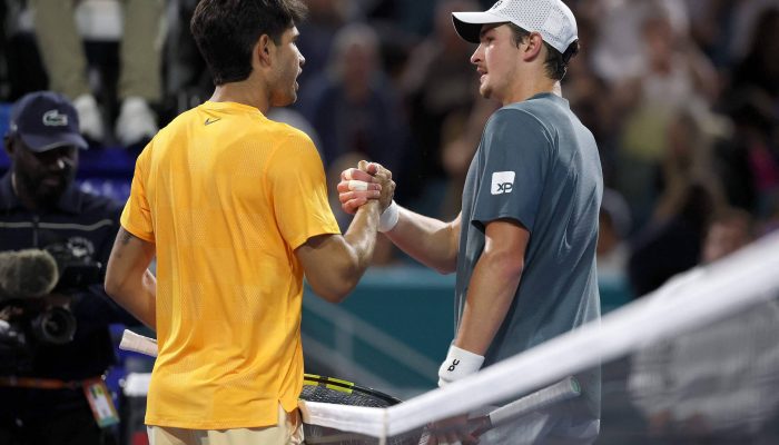 Carlos Alcaraz e Joao Fonseca após derrota do brasileiro para o espanhol em Miami
             -       
        Matthew Stockman/AFP