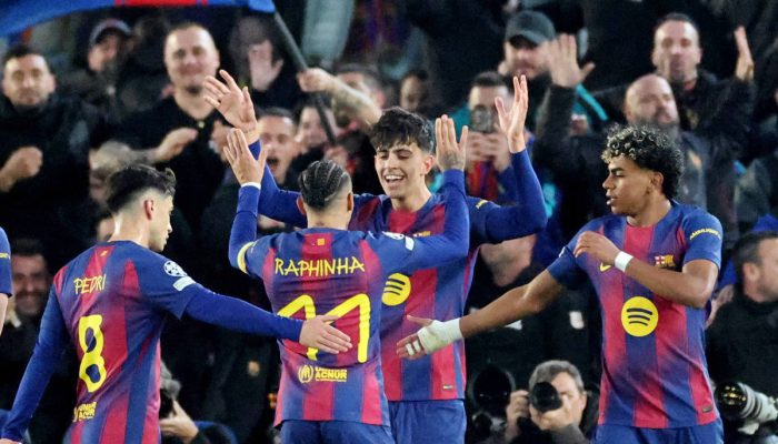 Jogadores do Barcelona (no centro, Raphinha e Marc Bernal, à esq., Pedri, e à dir., Lamine Yamal) comemoram gol na partida contra o Newcastle, pela Liga dos Campeões, no Camp Nou, em Barcelona 
             -       
        Nacho Doce - 18.mar.26/Reuters