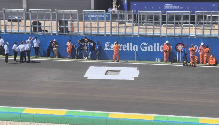 Buraco na reta principal do autódromo internacional Ayrton Senna, em Goiânia, causado por chuvas ao longo da semana
             -       
        Luciano Trindade/Folhapress