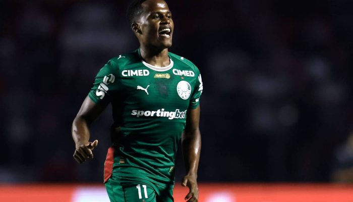 Jhon Arias comemora o gol que deu a vitória ao Palmeiras na noite deste sábado (21), no Morumbis
             -       
        Marcello Zambrana/AGIF