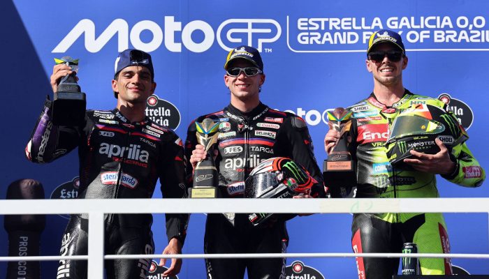 Pódio da MotoGP em Goiânia, formado pelos italianos Marco Bezzecchi (centro) e Fabio Di Giannantonio (à dir.) e pelo espanhol Jorge Martín (à esq.)
             -       
        Adriano Machado/Reuters