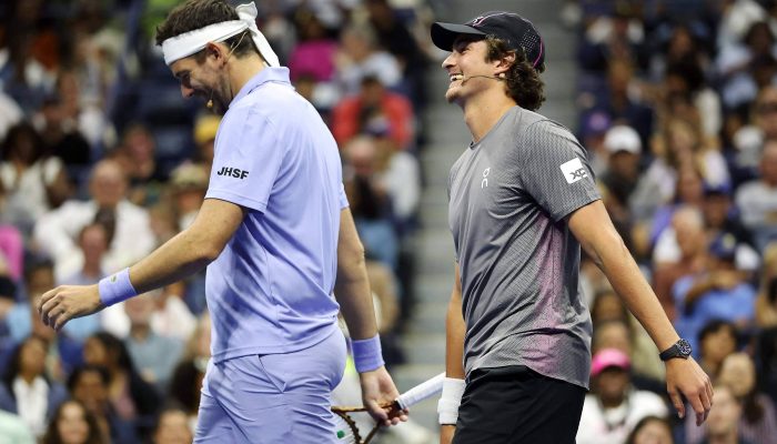 Juan Martín Del Potro (de roxo) e João Fonseca durante partida de exibição em Nova York 
             -       
        Sarah Stier - 21.ago.25/Getty Images via AFP