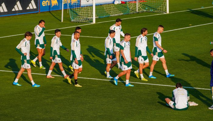 Jogadores da seleção italiana durante sessão de treinos antes da repescagem
             -       
        Sara Esposito/Imago/IPA Sport