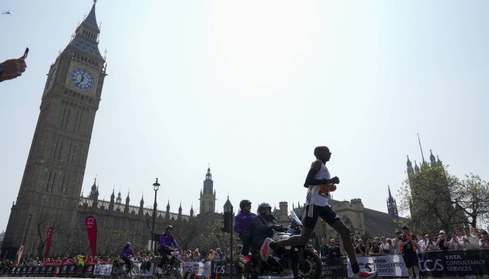 Corredor 'vestindo' o Portão de Brandemburgo, participa da maratona de Berlim de 2025
             -       
        Tobias Schwarz - 21.set.25/AFP