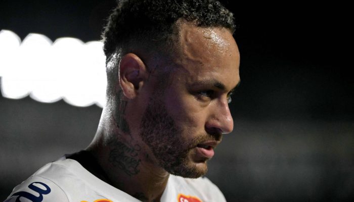 Neymar durante partida do Campeonato Paulista entre Santos e Botafogo de Ribeirão Preto, no Estádio Urbano Caldeira, em Santos. 
             -       
        Nelson Almeira - 15.fev.26/AFP
