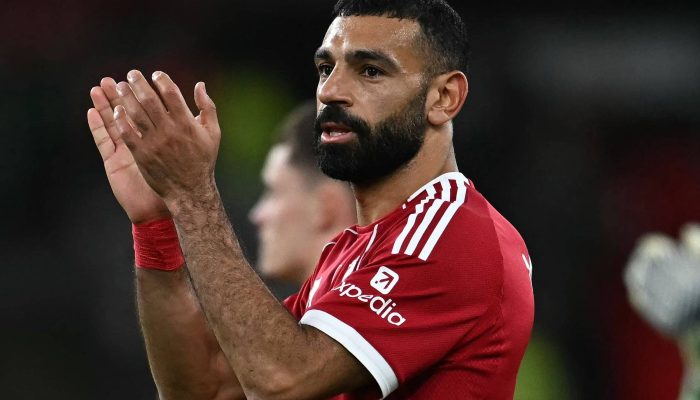 Salah saúda a torcida após duelo entre Liverpool e Aston Villa no Anfield 
             -       
        Paul Ellis - 1º.nov.25/AFP
