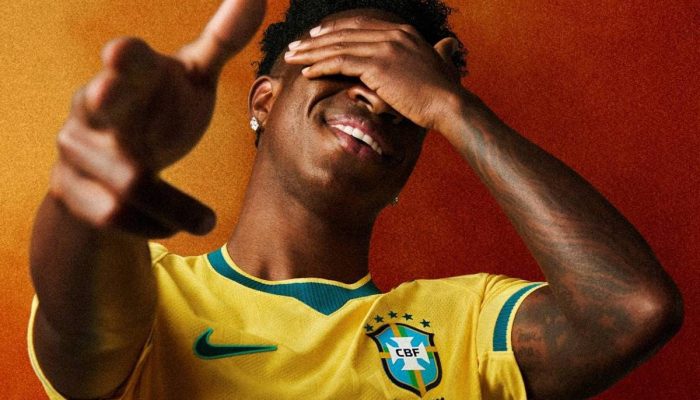 Vinicius Junior com a nova camisa amarela da seleção brasileira
             -       
        Nike/Divulgação