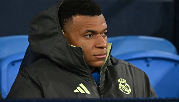 Mbappé no banco de reservas durante partida entre Real Madrid e Manchester City pela Champions
             -       
        Paul Ellis - 17.mar.26/AFP
