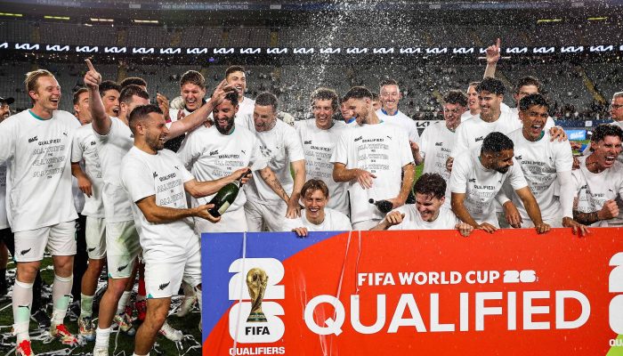 Jogadores da Nova Zelândia celebram classificação à Copa após vitória sobre a Nova Caledônia 
             -       
        David Rowland - 24.mar.25/AFP