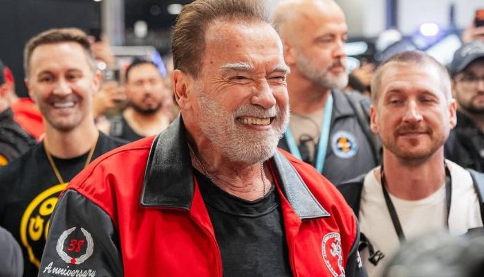 Arnold Schwarzenegger caminha em meio aos fãs durante a feira do Arnold Classic
             -       
        Parker Sheppard