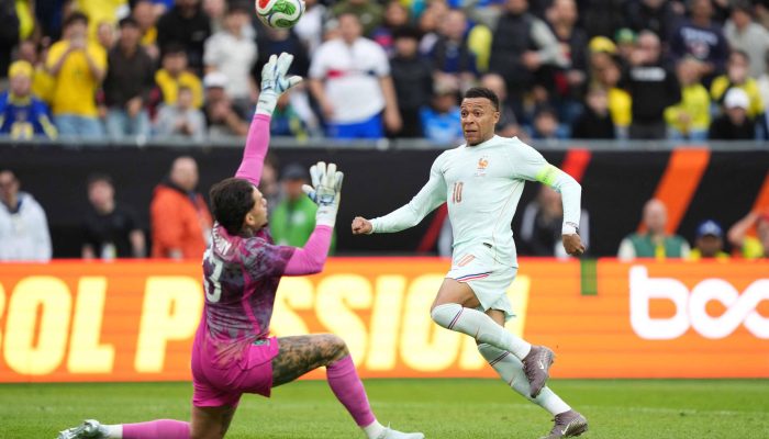 Kylian Mbappe toca por cobertura para abrir o placar no amistoso entre Brasil e França
             -       
        Michael Owens - 26.mar.26/AFP