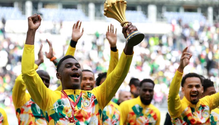 Jogadores de Senegal exibem o troféu da Copa Africana de Nações em Paris, antes de amistoso contra o Peru
             -       
        Stephanie Lecocq - 28.mar.26/Reuters