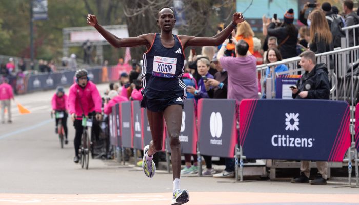 Albert Korir cruza em segundo a linha de chegada na maratona de Nova York 
             -       
        Thomas Salus - 5.nov.23/USA Today Sports via Reuters Con