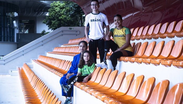 Fabricio Klein e Paloma Morales (camiseta verde) do atletismo, Alessandra Oliveira (camiseta amarela) da natação e Willany Vitória (quimono azul) do judô, na arquibancada das quadras do Centro Paralímpico Brasileiro, na zona sul de São Paulo; os quatro fazem parte da nova geração de talentos brasileiros para os esportes disputados por pessoas com deficiência
             -       
        Rubens Cavallari/Folhapress
